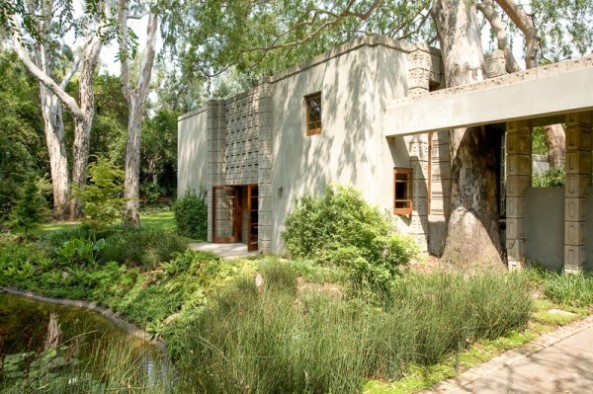 Frank-Lloyd-Wright-Millard-House-concrete-block-exterior-water-garden-600x399